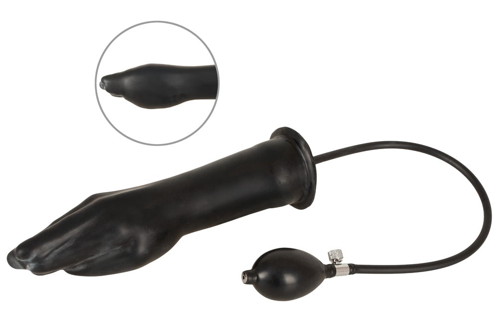 Schwarzer Late X Pumpdildo in Handform mit Ballpumpe und Detailansicht des Latexmaterials