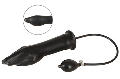 Schwarzer Late X Pumpdildo in Handform mit Ballpumpe und Detailansicht des Latexmaterials