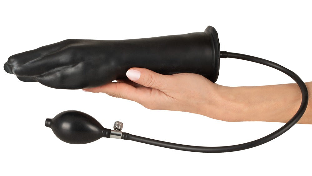 Late X Pumpdildo in schwarzer Handform mit Ballpumpe, zur Größenwirkung auf einer Hand gehalten