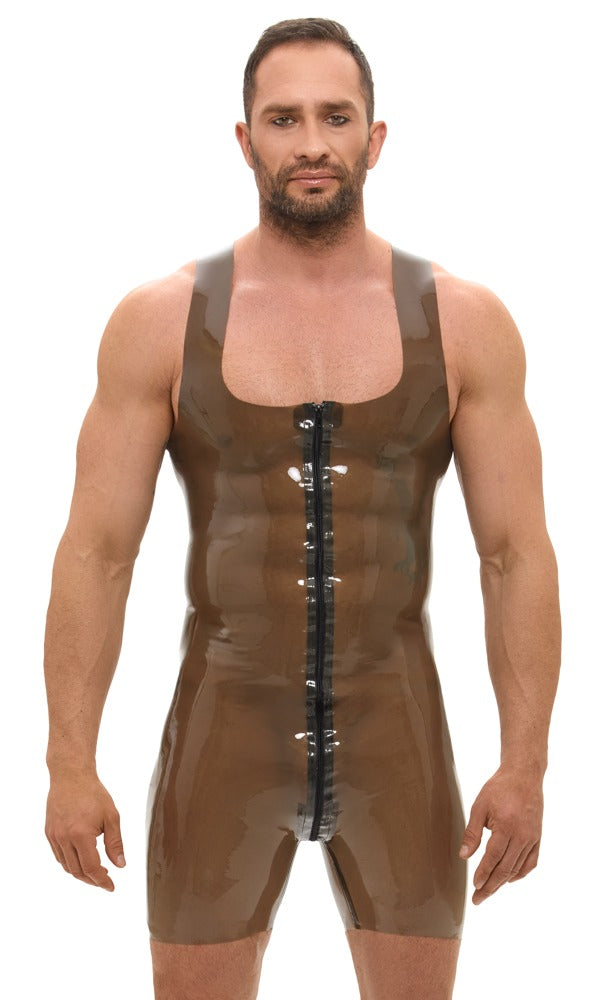 Model trägt den semi-transparenten Late X Smoke Latex-Body für Herren mit kurzem Bein und langem 2-Wege-Zip von vorn