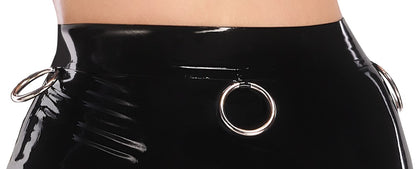 Detailansicht des schwarzen LateX Latex-Bleistiftrocks mit dekorativem Metallring am Bund