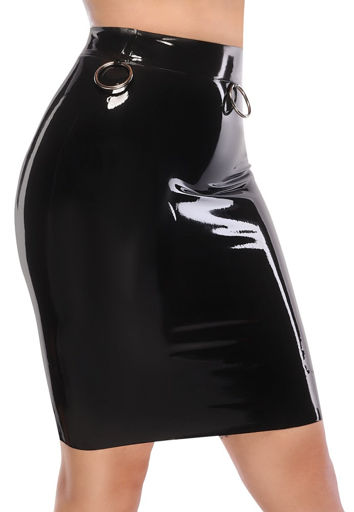 Frontalansicht eines Models im knielangen LateX Latex-Bleistiftrock