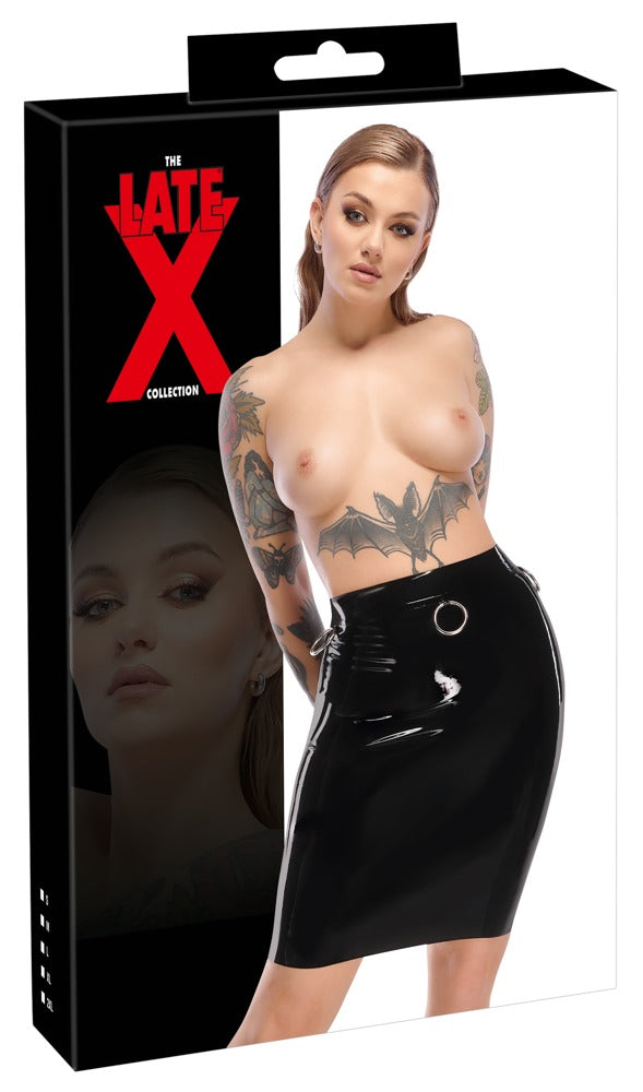 Verpackung des schwarzen LateX Latex-Bleistiftrocks mit drei dekorativen Metallringen