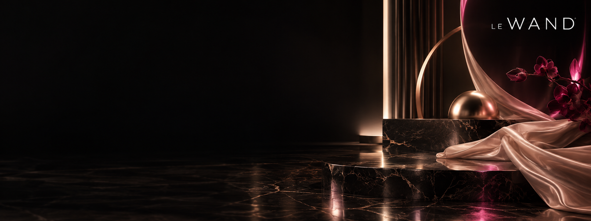 Le Wand Markenwelt mit schwarzem Marmor, Roségold-Akzenten, fließender Seide und luxuriöser warmer Lichtstimmung