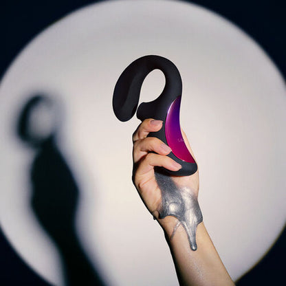 LELO ENIGMA Cruise Premium Intimate Wellness Produkt in der Hand