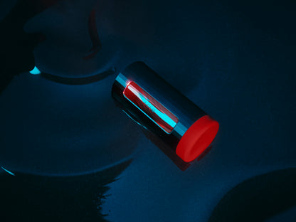 LELO F1S V3 Masturbator in ruhiger blauer Lichtstimmung