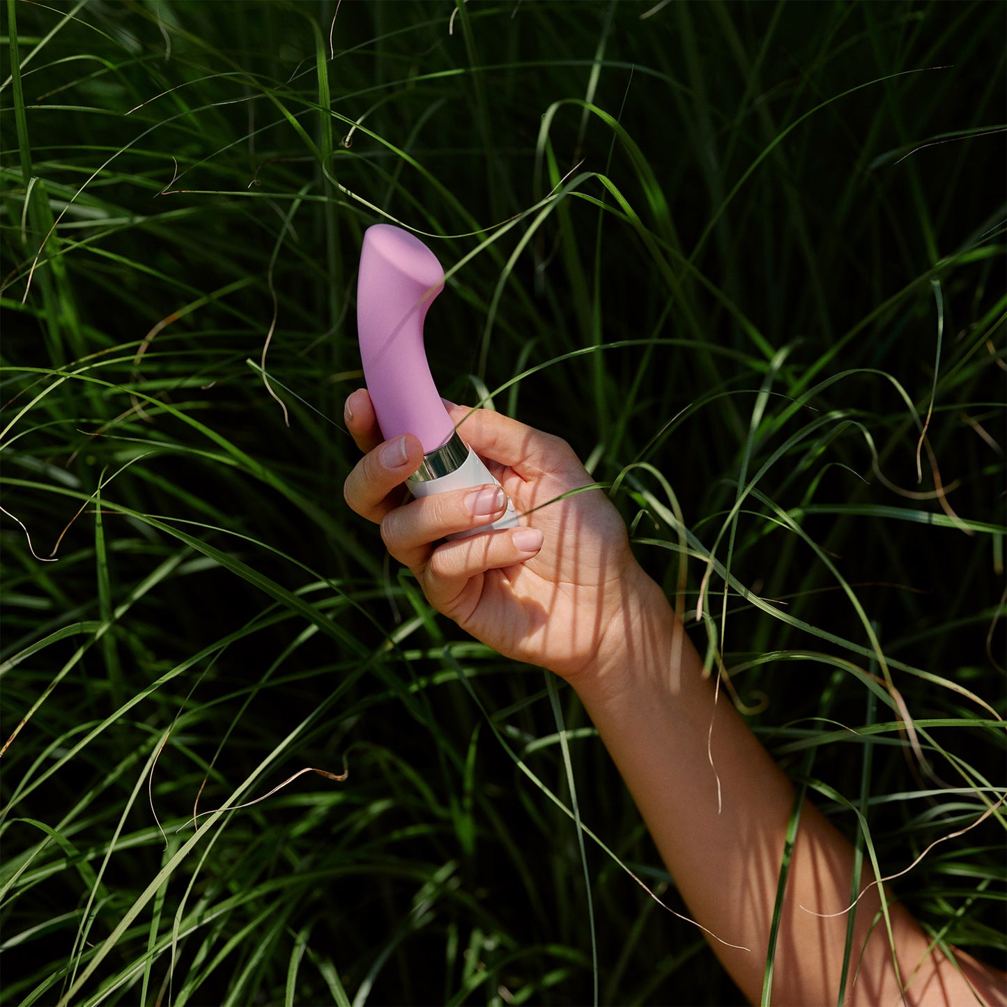 LELO Gigi 2 Vibrator in Pink in natürlicher Umgebung gehalten