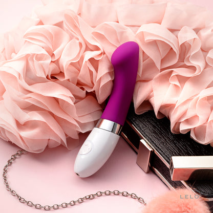 LELO Gigi 2 Vibrator in Pink in dekorativem Stillleben mit Blumen