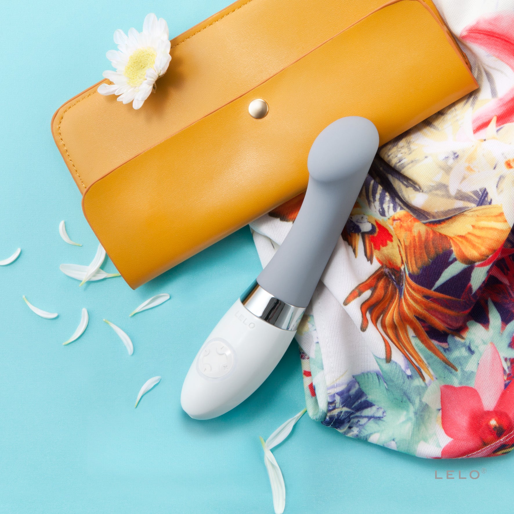 LELO Gigi 2 Vibrator in Weiß in farbenfroher Lifestyle-Szene