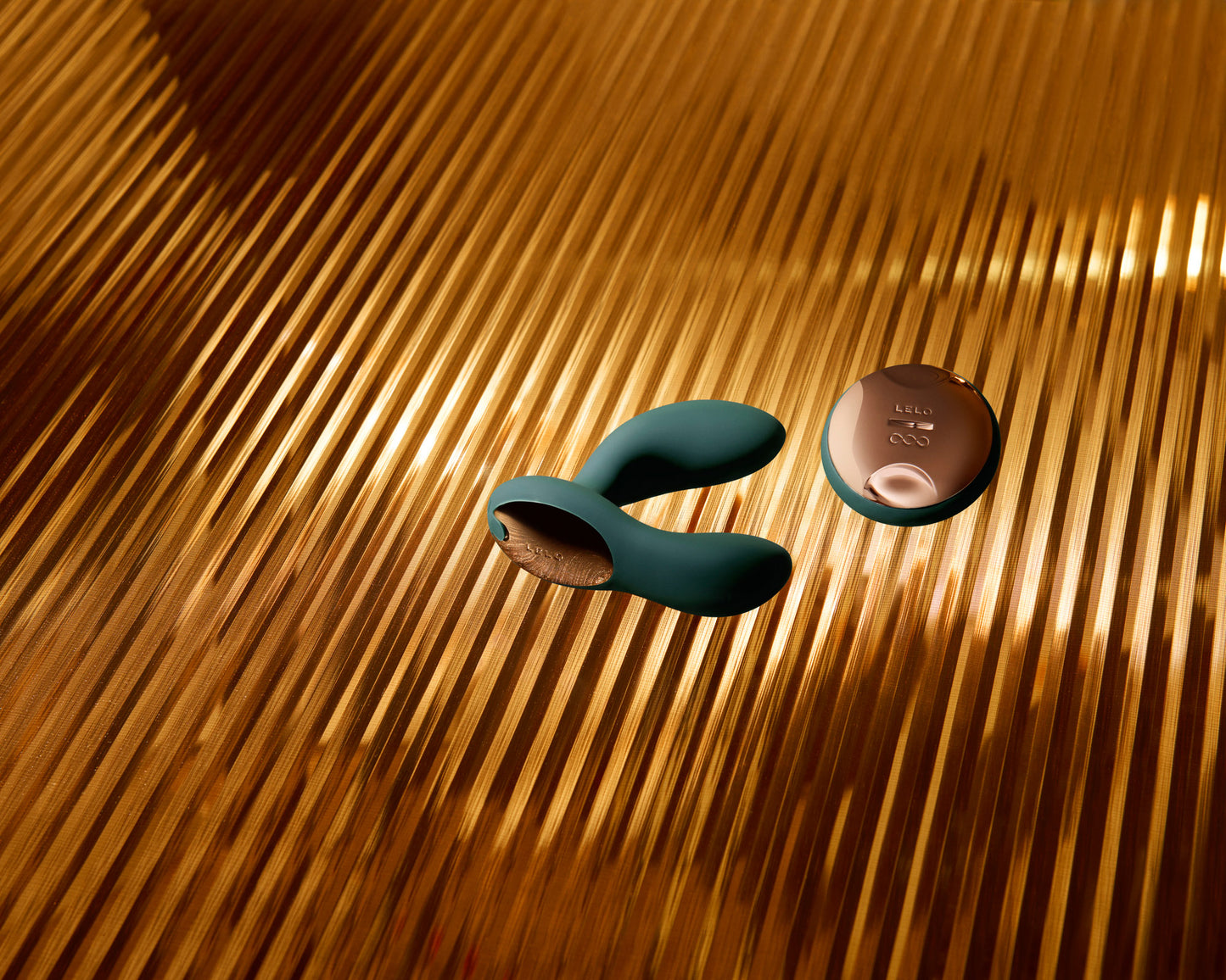 LELO HUGO 2 Remote in stilvollem Ambiente für intime Wellness