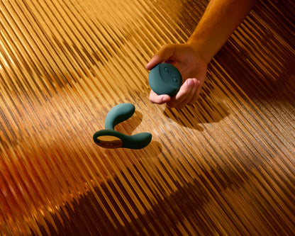 LELO HUGO 2 Remote mit Fernbedienung auf strukturierter Oberfläche