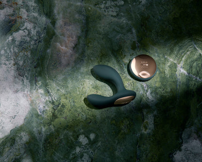 LELO HUGO 2 Remote in natürlicher Umgebung mit Wasser und Stein