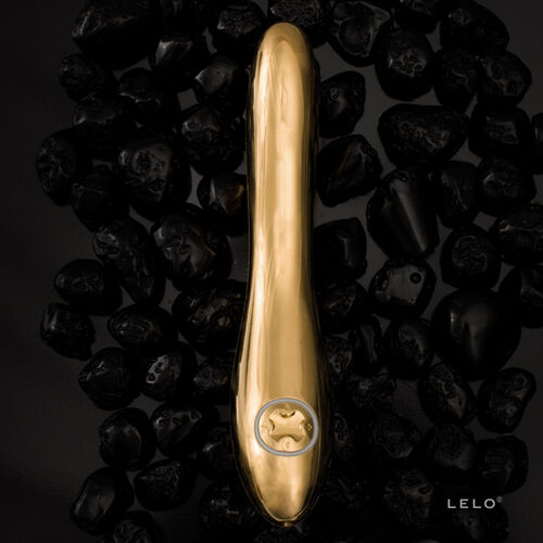 Detailaufnahme des LELO INEZ 24 Karat Gold Vibrators auf schwarzem Hintergrund