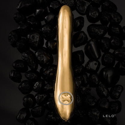 Detailaufnahme des LELO INEZ 24 Karat Gold Vibrators auf schwarzem Hintergrund