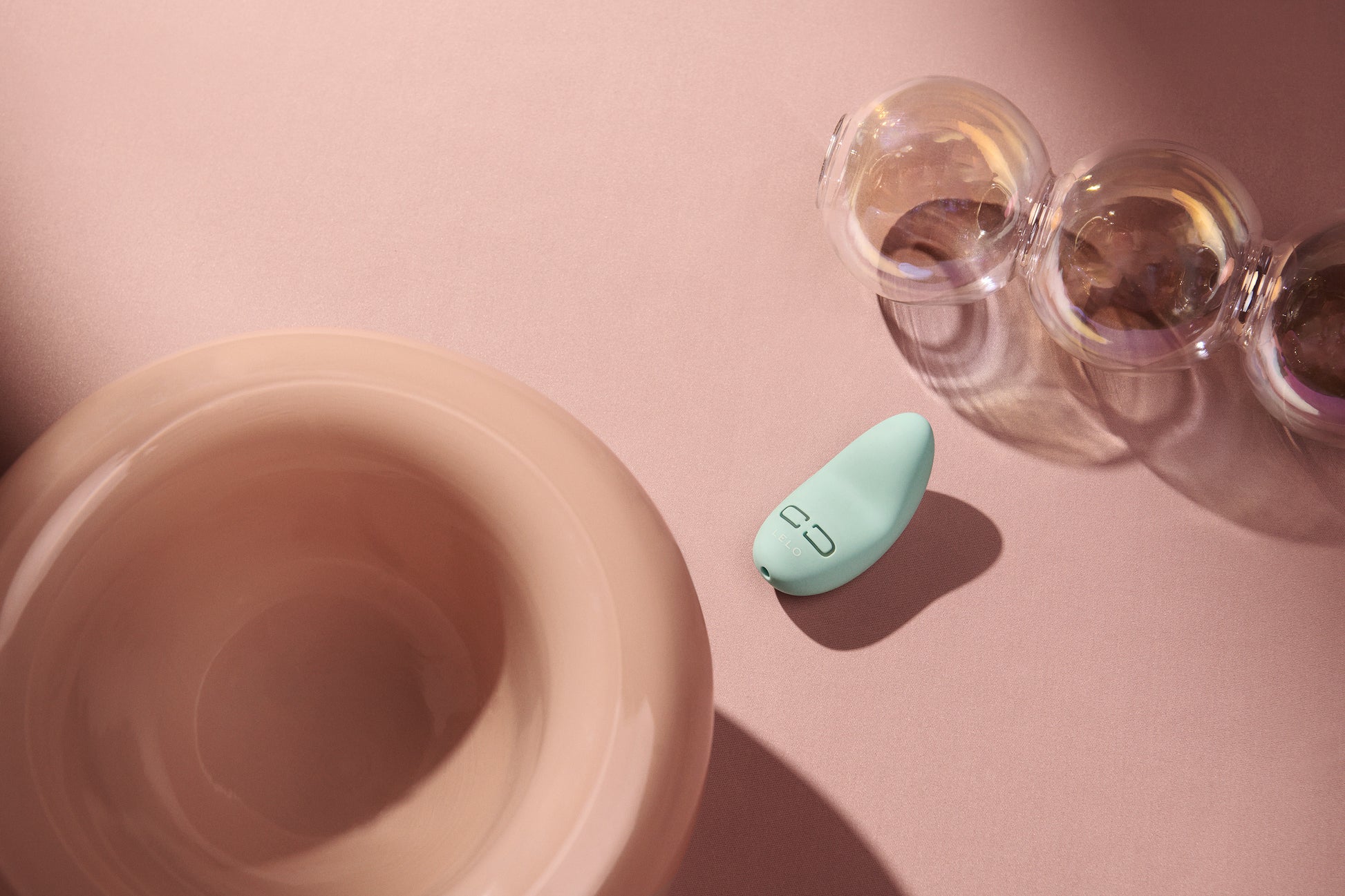 LELO Lily 3 Auflegevibrator in luxuriöser Inszenierung mit Accessoires