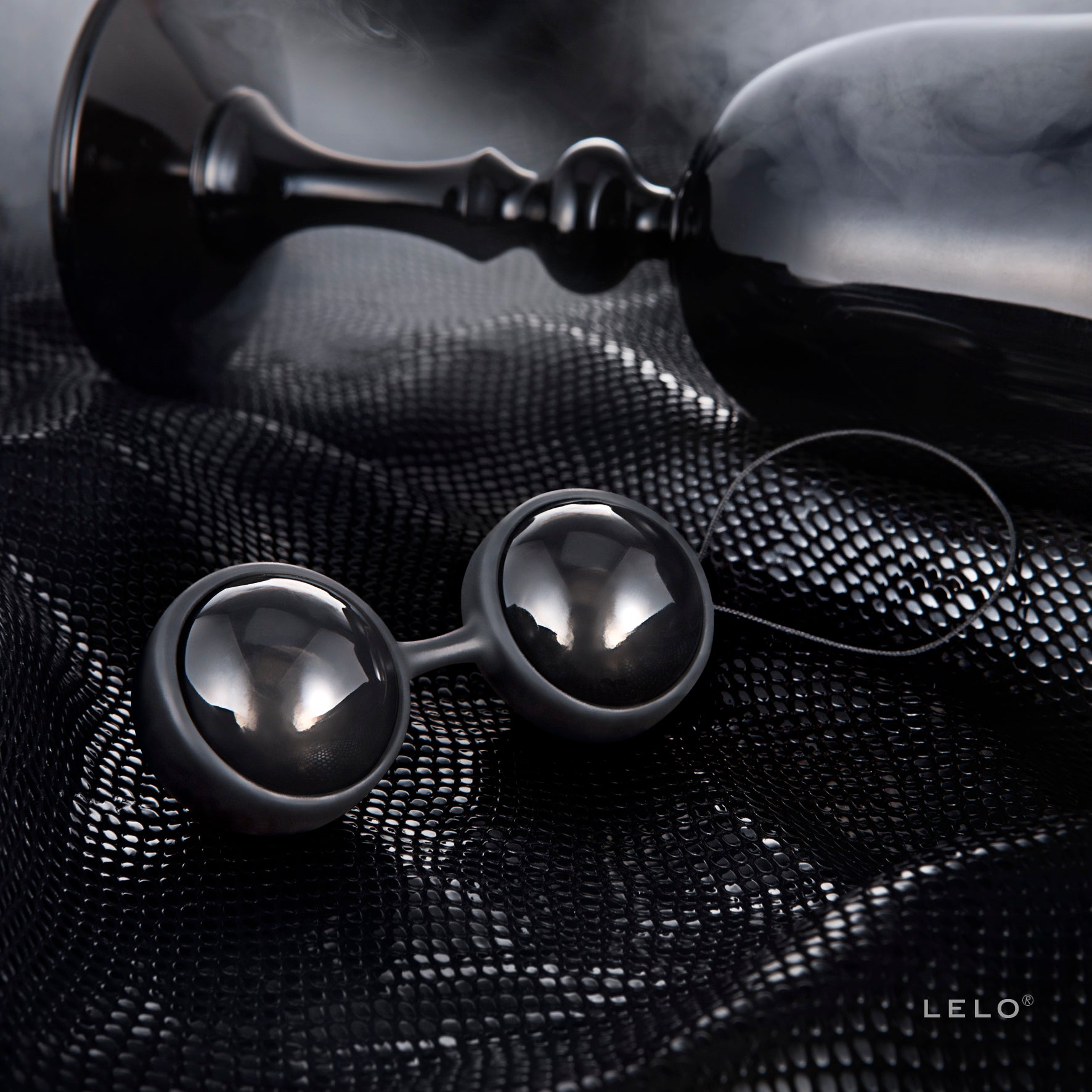 LELO Luna Beads Noir Liebeskugeln stilvolle Lifestyle Aufnahme in Schwarz