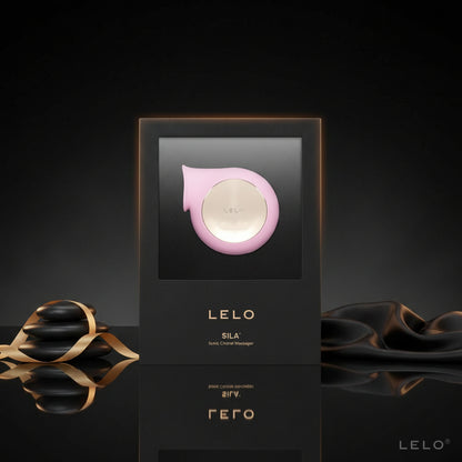 LELO SILA Schallwellenvibrator Verpackung mit rosafarbener Produktabbildung