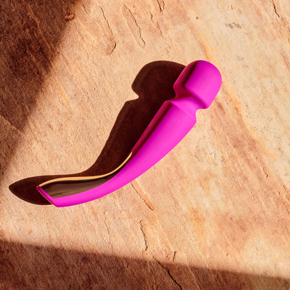 LELO Smart Wand 2 Medium in lila auf Holzoberfläche – eleganter Massager für ruhige Wohlfühlmomente