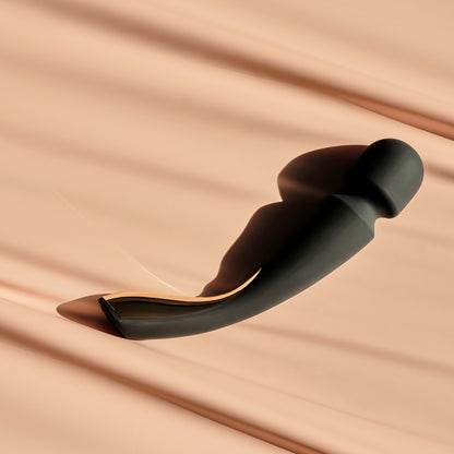 LELO Smart Wand 2 Medium Massager auf Holzoberfläche – stilvolle Ganzkörpermassage für Entspannung
