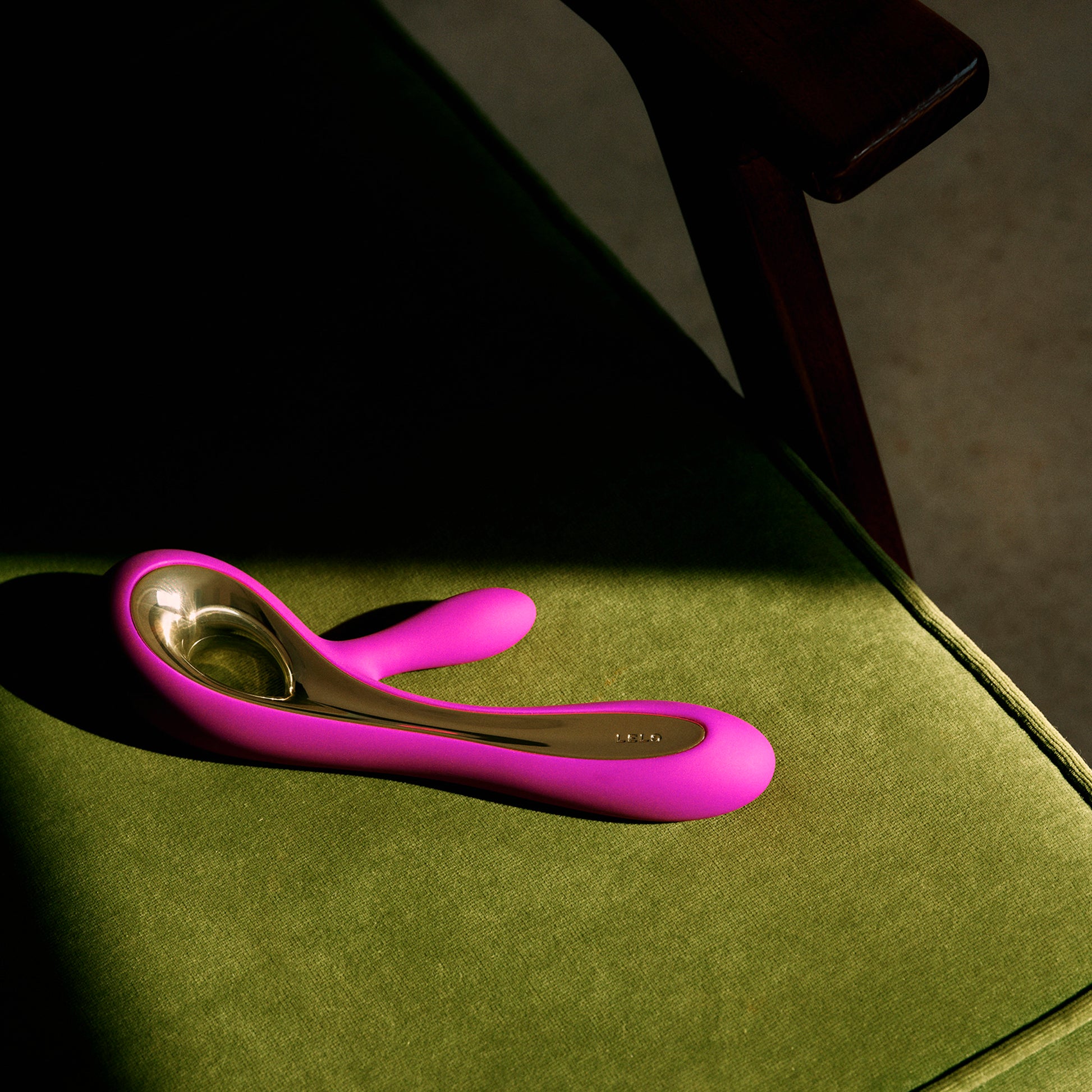 LELO Soraya 2 in Pink auf Stoffoberfläche – modernes Wellness Produkt