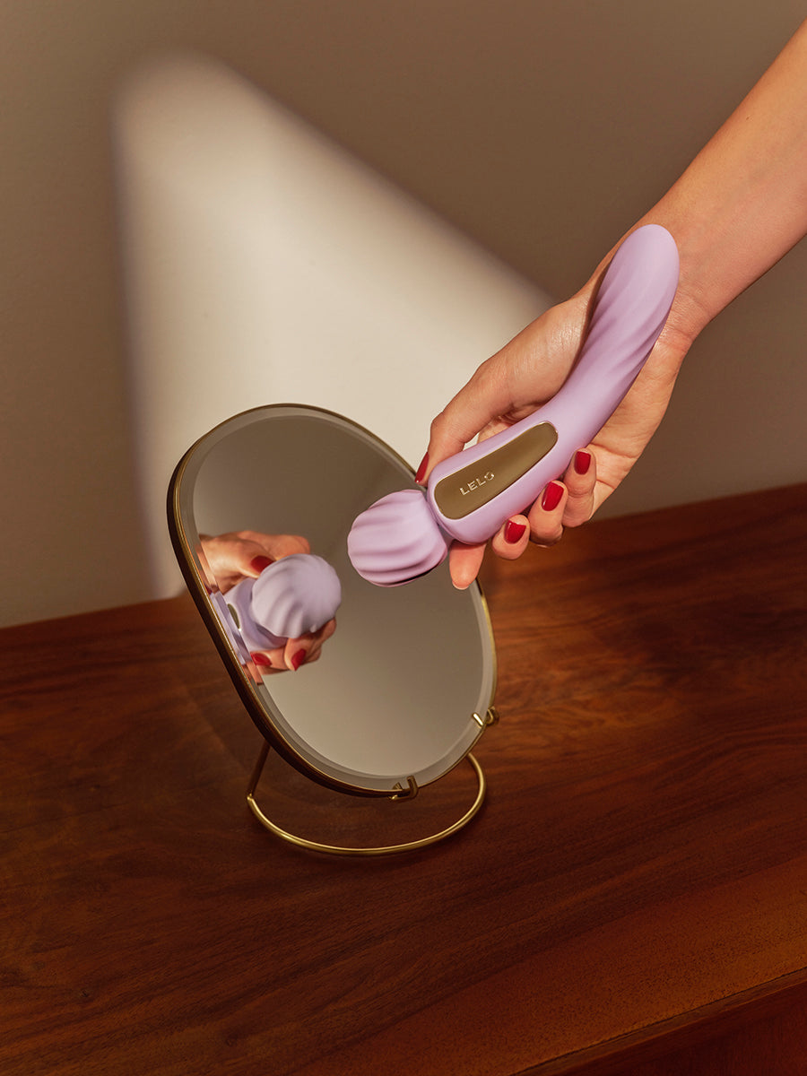 LELO Switch lilac in der Hand für intuitive Anwendung dargestellt