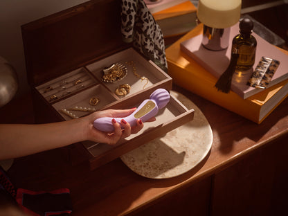 LELO Switch lilac als Teil eines luxuriösen Intimate Wellness Arrangements
