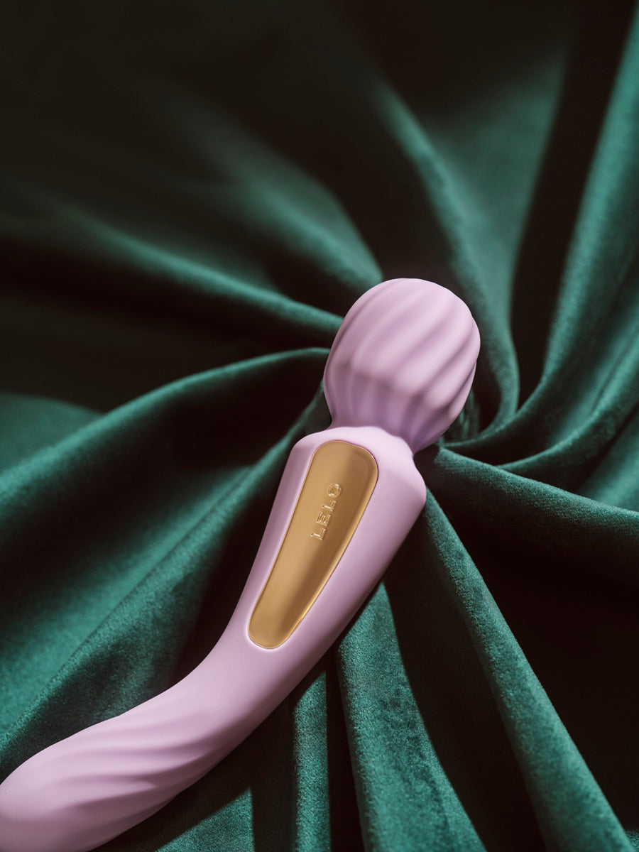 LELO Switch lilac Vibrator in modernem Lifestyle Setting