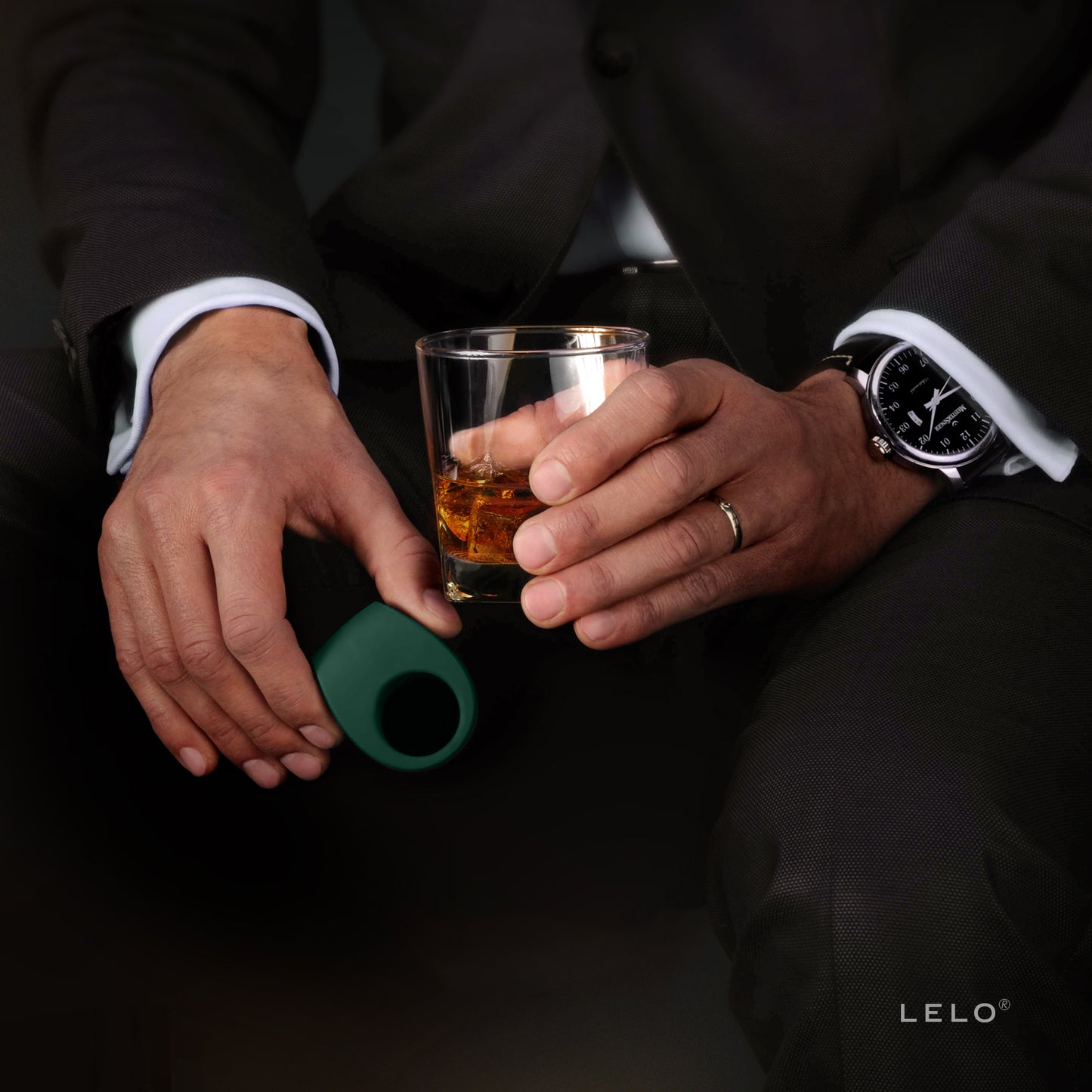 LELO TOR 2 vibrierender Penisring in stilvoller Anwendungsszene