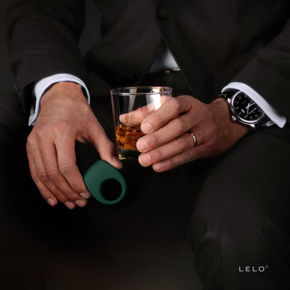 LELO TOR 2 vibrierender Penisring in stilvoller Anwendungsszene