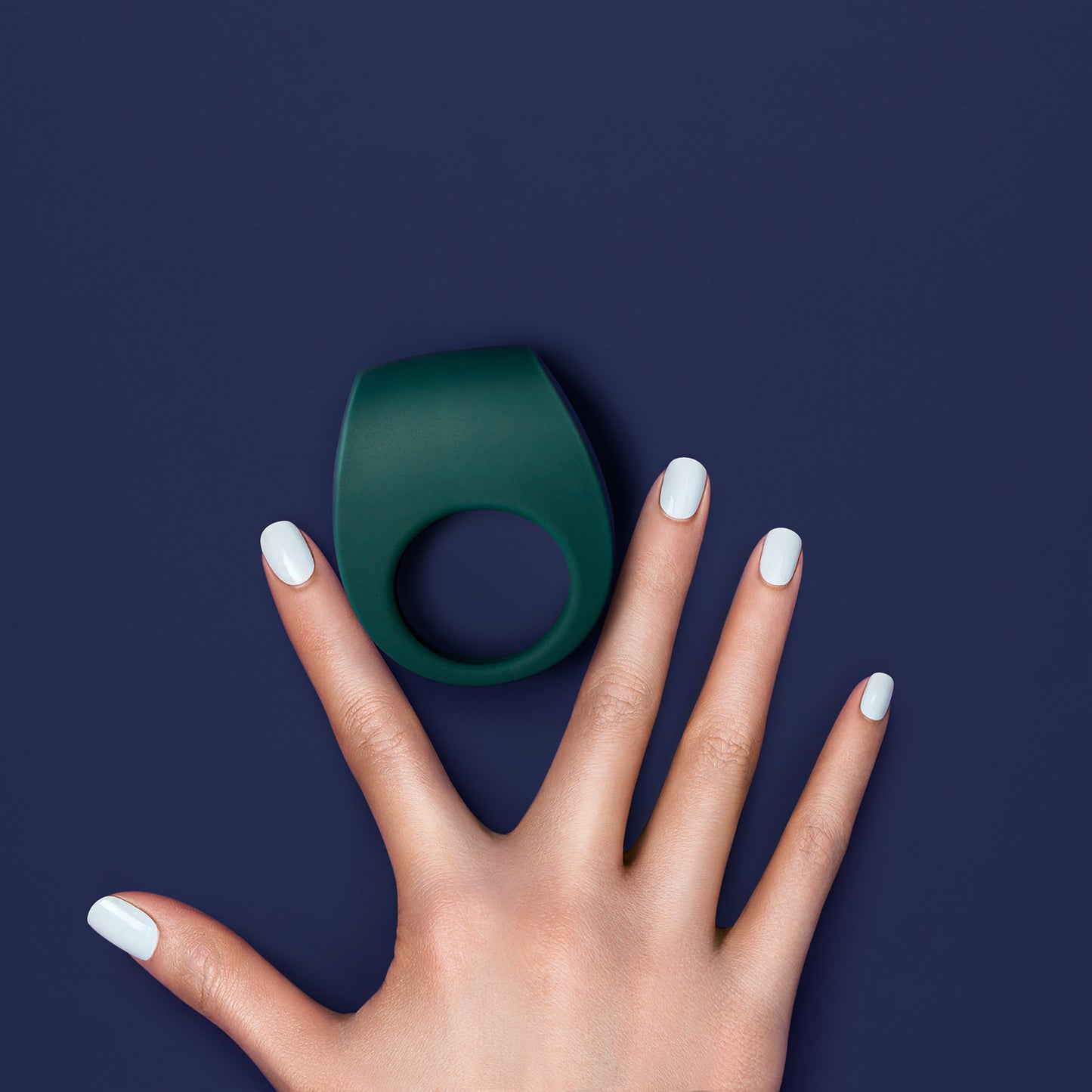 LELO TOR 2 vibrierender Penisring in Anwendung auf der Hand