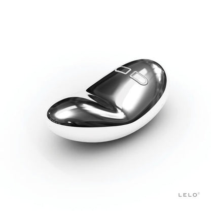 LELO YVA Edelstahlvibrator in seitlicher Ansicht mit elegant geformtem Design