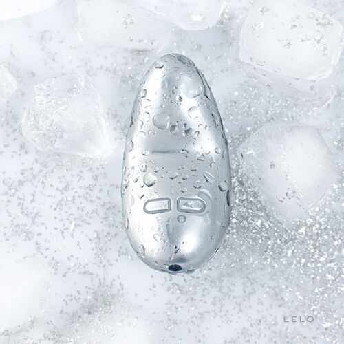 LELO YVA Edelstahlvibrator auf kühler Oberfläche für bewusstes Temperaturspiel