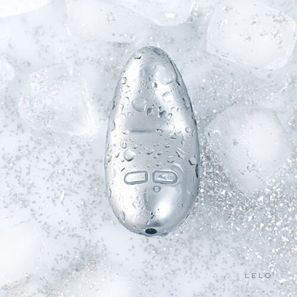 LELO YVA Edelstahlvibrator auf kühler Oberfläche für bewusstes Temperaturspiel