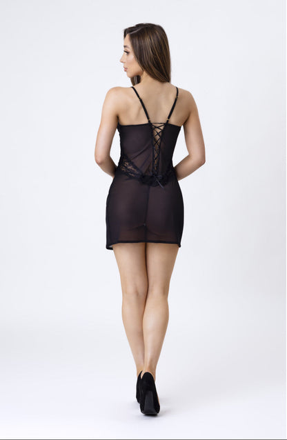 LivCo Corsetti Fashion Zoe schwarze Chemise am Model in Rückansicht mit transparentem Stoff, schmalen Trägern und passendem String