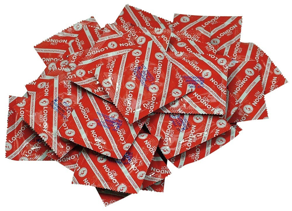LONDON Feucht Kondome 56 mm mit Erdbeeraroma – Produktansicht mehrerer roter einzeln verpackter Kondome
