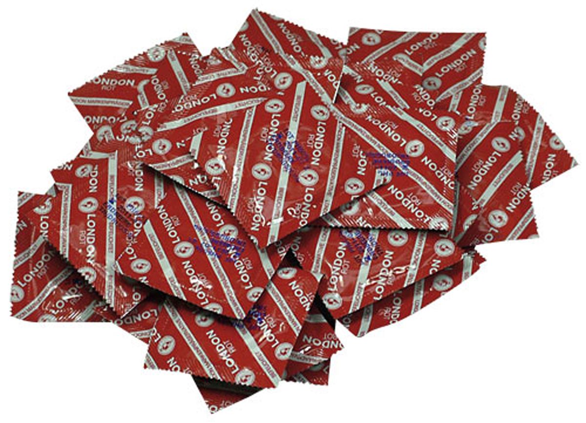 LONDON Feucht Kondome 56 mm mit Erdbeeraroma – weitere Übersicht mehrerer roter einzeln verpackter Kondome