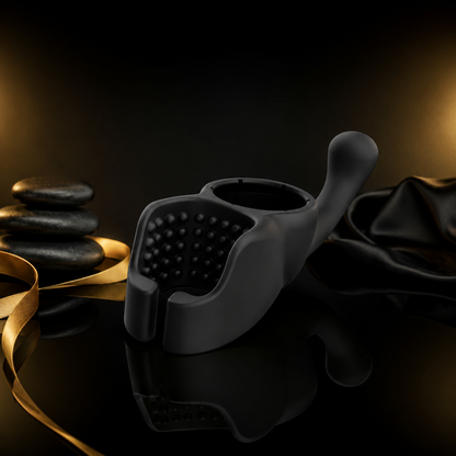Lovense Domi Male Attachment aus schwarzem Silikon auf luxuriösem schwarzem Studiohintergrund mit goldenen Lichteffekten und spiegelnder Oberfläche.