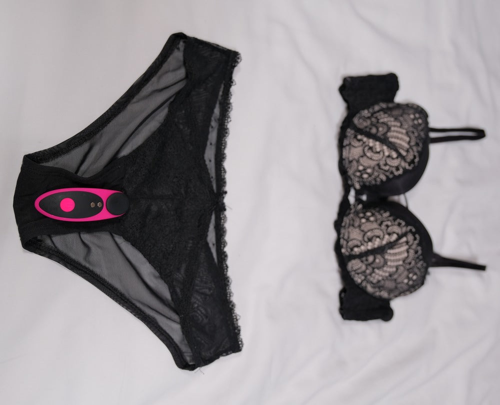 Lovense Ferri Panty Vibrator diskret im Slip getragen