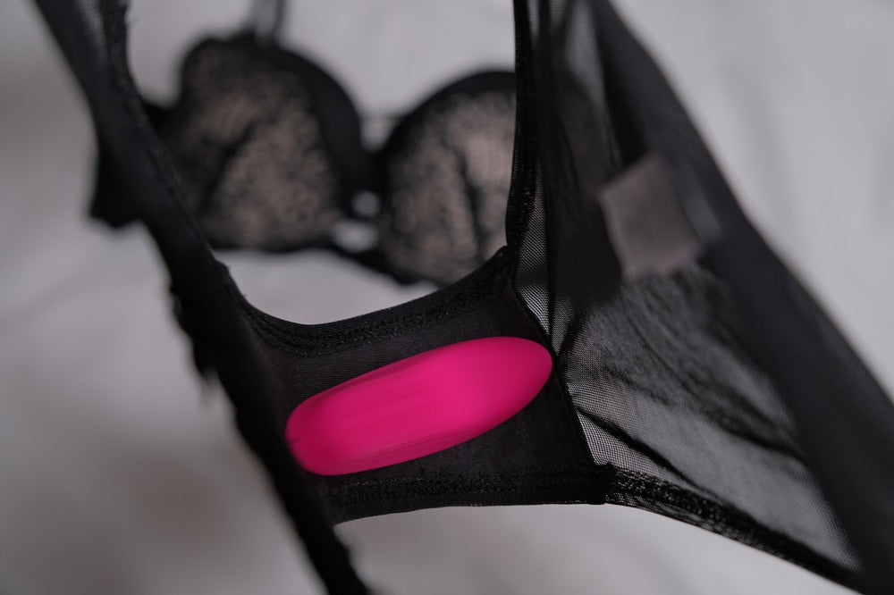 Lovense Ferri Panty Vibrator Anwendung im Dessous Detailansicht