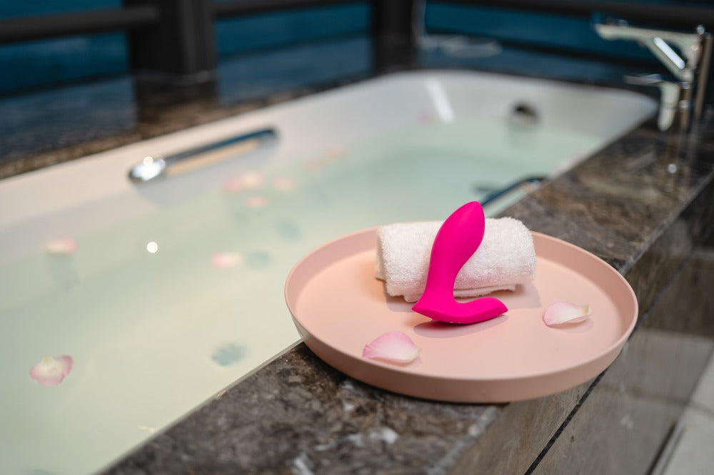 Lovense Flexer Panty-Vibrator auf dem Badewannenrand in einer Anwendungsszene
