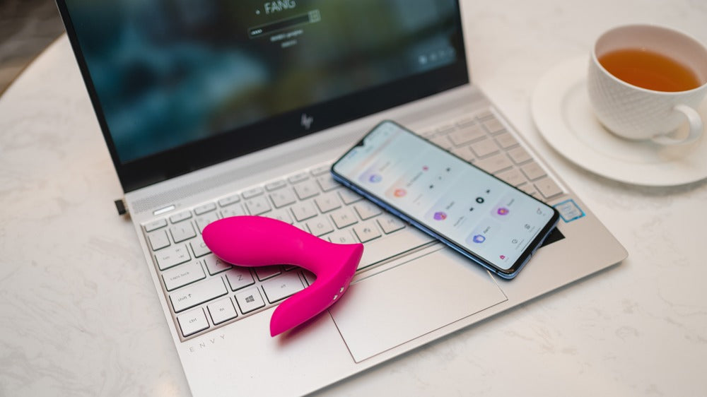 Lovense Flexer Panty-Vibrator neben Smartphone in einer Anwendungsszene