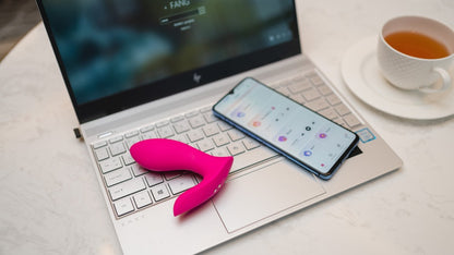 Lovense Flexer Panty-Vibrator neben Smartphone in einer Anwendungsszene
