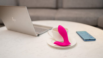 Lovense Flexer Panty-Vibrator dekorativ auf einer Stoffoberfläche