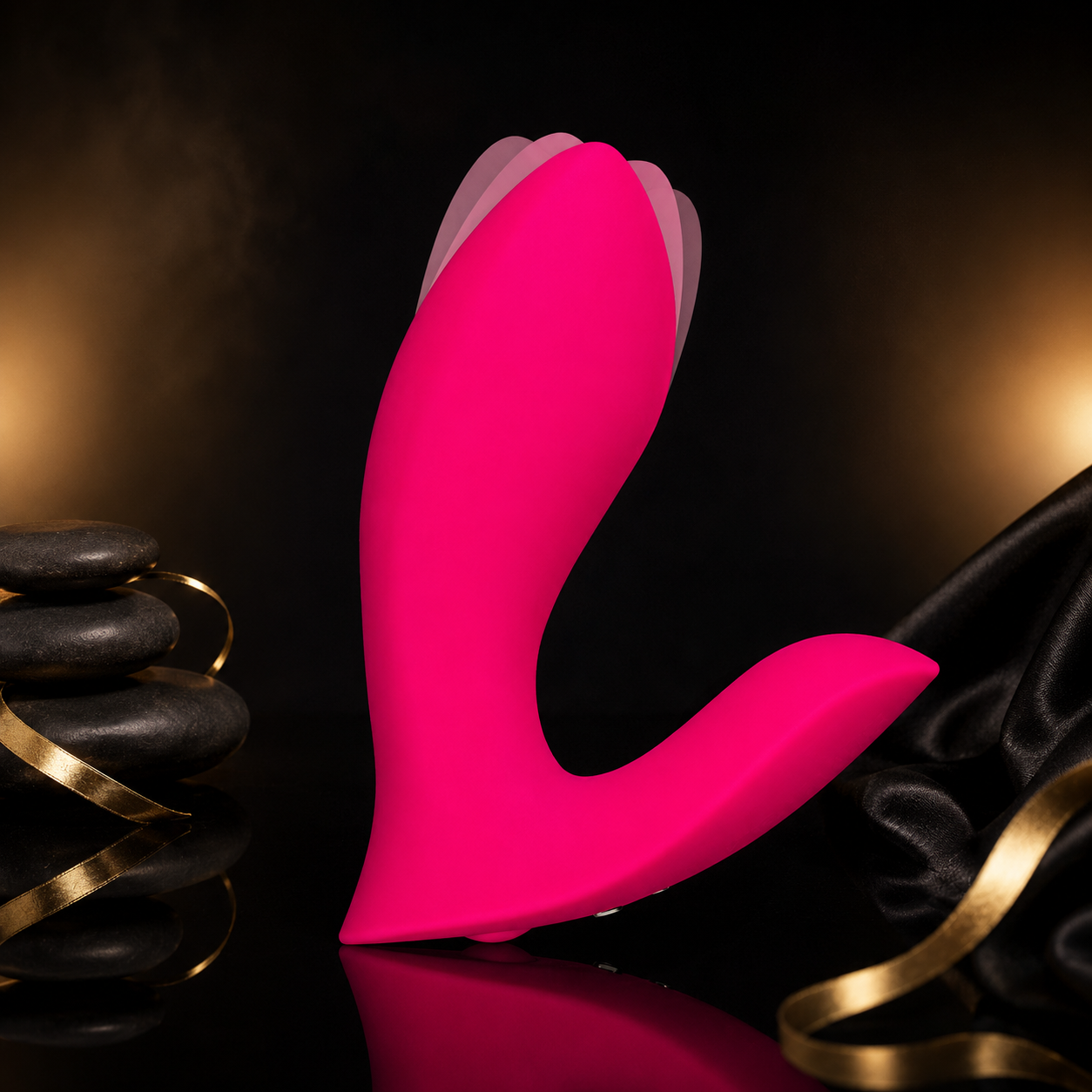 Lovense Flexer Panty-Vibrator aus pinkem Silikon auf schwarzem Luxus-Studiohintergrund mit goldenen Akzenten und spiegelnder Oberfläche.