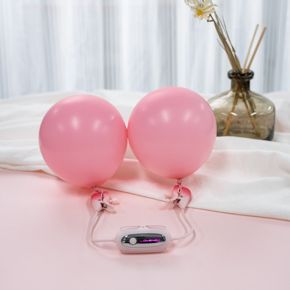 Lovense Gemini in Lifestyle-Darstellung mit BH-Clip und dekorativer Umgebung