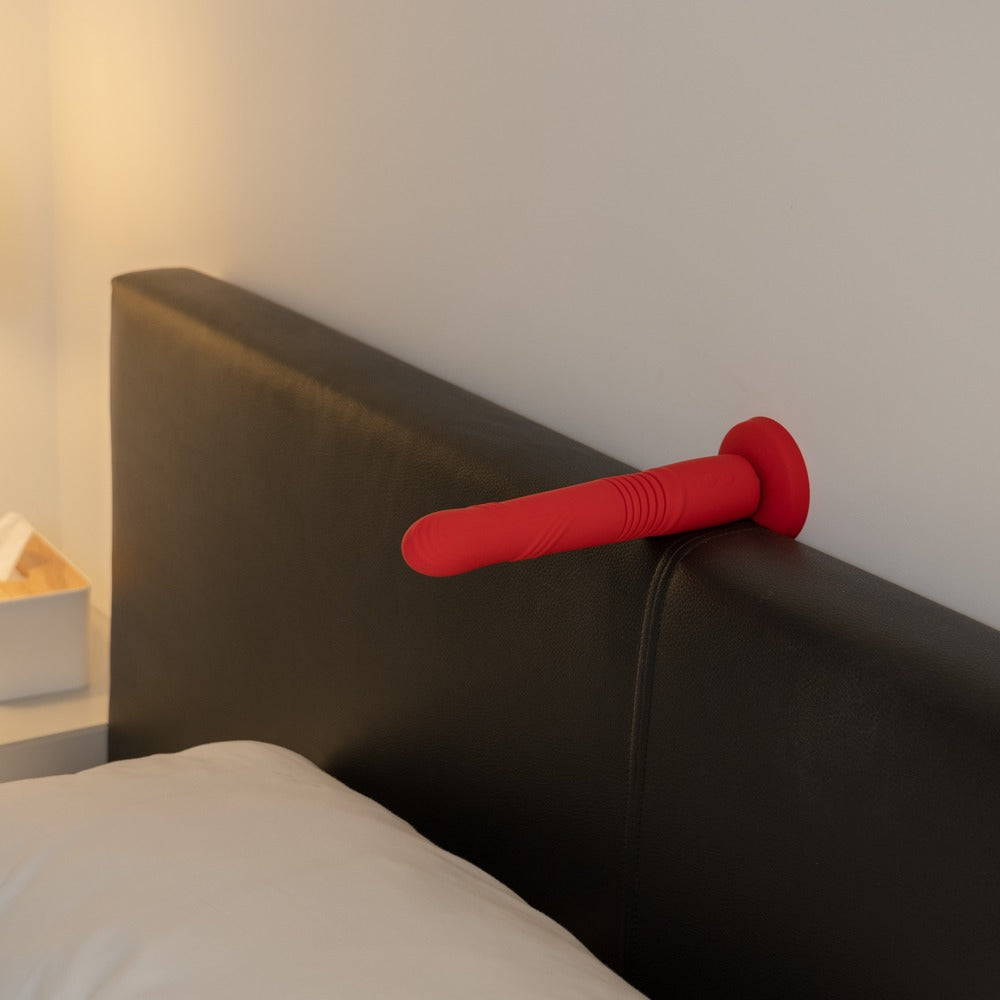Lovense Gravity in moderner Schlafzimmer-Szene