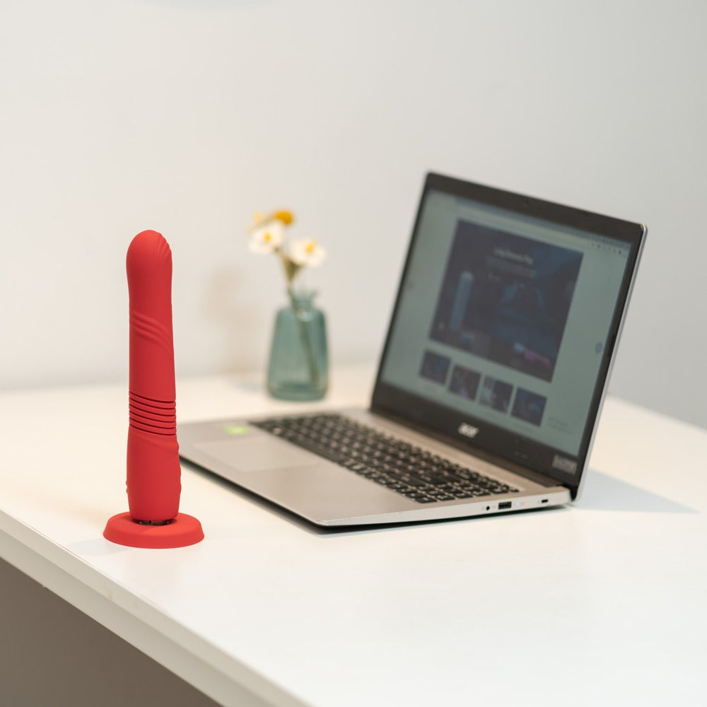 Lovense Gravity in diskreter Lifestyle-Szene mit Smartphone-Steuerung