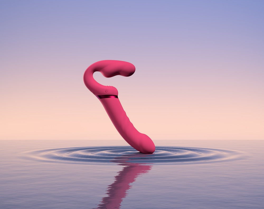 Lovense Lapis Strap-on Vibrator dekorativ vor einem Farbverlaufshintergrund