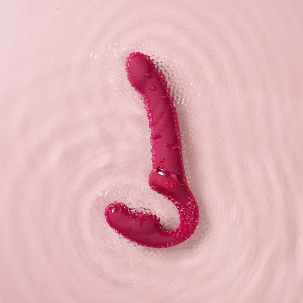 Detailaufnahme des Lovense Lapis Strap-on Vibrators aus Silikon