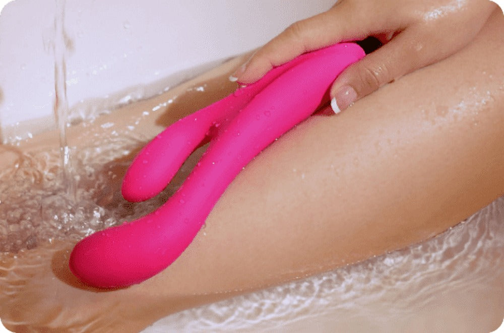 Lovense Osci 3 Rabbitvibrator aus Silikon in der Hand gehalten